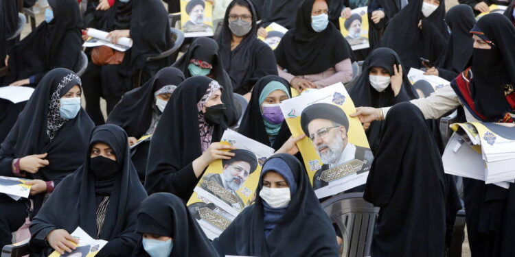 Mujeres iraníes con velo islámico apoyando a Ebrahim Raisi