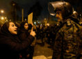 Mujer iraní increpando a las fuerzas de seguridad