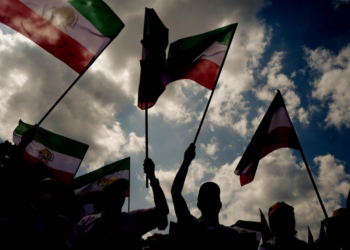 Manifestantes con banderas de Irán