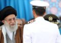 El líder supremo, el ayatolá Alí Jamenei con un soldado de la Armada