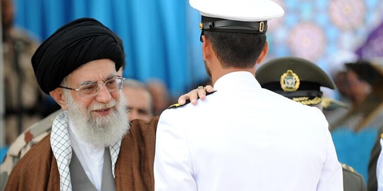 El líder supremo, el ayatolá Alí Jamenei con un soldado de la Armada
