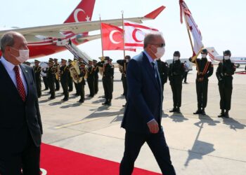 El presidente de Turquía, Erdogan, recibido en la República Turca del Norte de Chipre