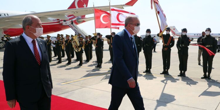 El presidente de Turquía, Erdogan, recibido en la República Turca del Norte de Chipre