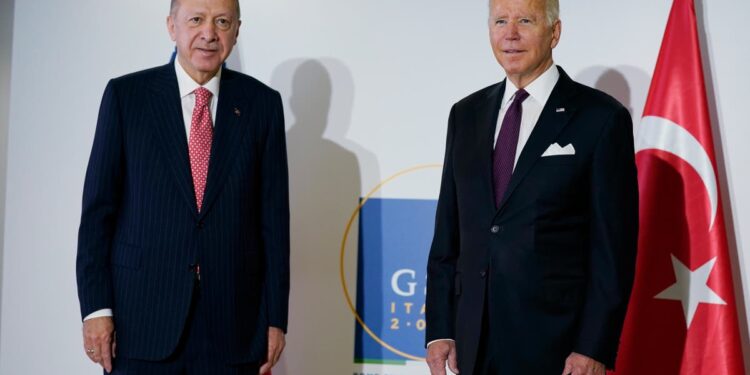 Biden busca mejorar las relaciones con Turquía