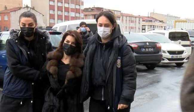 La periodista Sedef Kabas siendo llevada como prisionera en Turquía tras insultar al presidente Erdogan