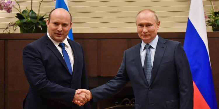 Bennett exhorta a Putin a ser más firme con Irán