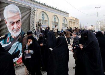 Incendian una estatua de Soleimani en Irán