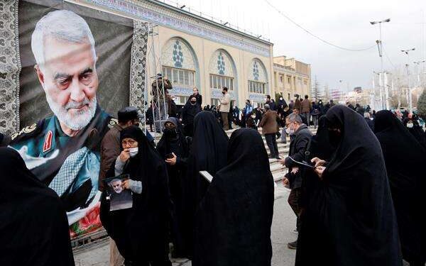 Incendian una estatua de Soleimani en Irán