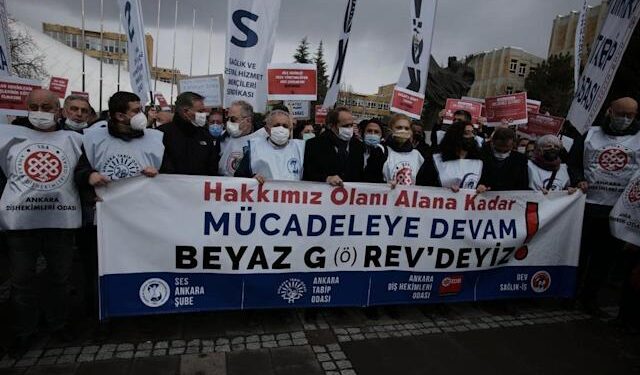 Médicos turcos protestando en las calles de Estambul
