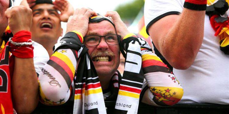 Hincha alemán siguiendo con entusiasmo a la selección nacional de su país