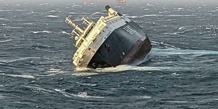 Barco emiratí naufraga en el golfo Pérsico