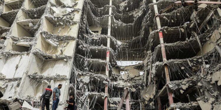 Se derrumbó un edificio en Irán y al menos 14 personas murieron