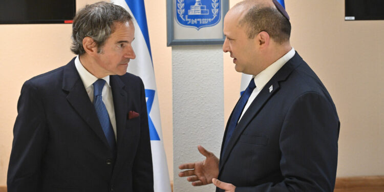 Bennett se reunió con el jefe del OIEA y advirtió que Israel se reserva el derecho a actuar contra Irán