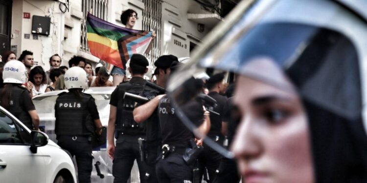 Más de 200 arrestados en marcha del Orgullo Gay en Turquía