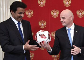 Infantino y Tamim bin Hamad Al Thani
