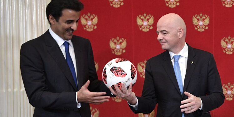 Infantino y Tamim bin Hamad Al Thani