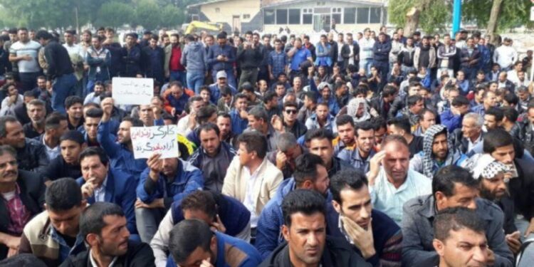 Irán reprime brutalmente a mineros en huelga