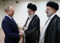 Vladimir Putin junto a Ebrahim Raisi y Alí Jamenei