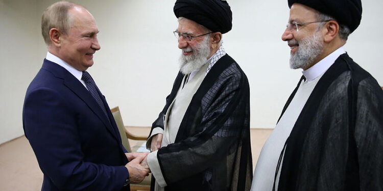 Vladimir Putin junto a Ebrahim Raisi y Alí Jamenei