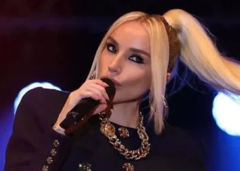 Turquía: arrestan a la cantante pop más popular del país por “insultar” a las escuelas islámicas