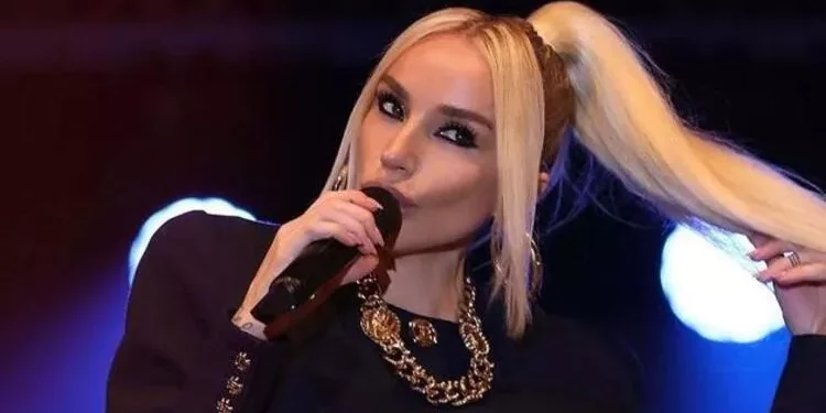 Turquía: arrestan a la cantante pop más popular del país por “insultar” a las escuelas islámicas
