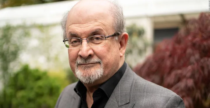 La prensa iraní celebró el ataque a Salman Rushdie