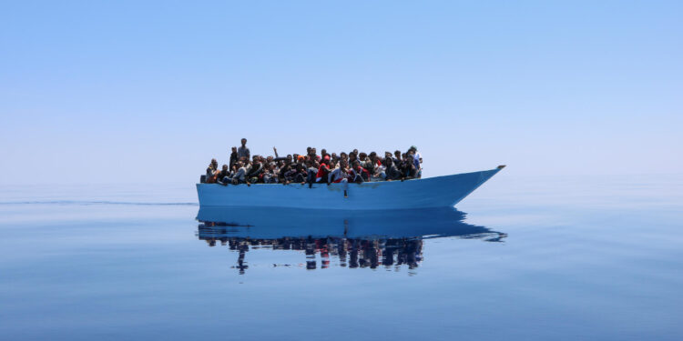 Al menos 70 refugiados iraníes varados en el mediterráneo