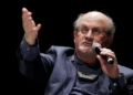 Irán culpa a Salman Rushdie de haber sido apuñalado