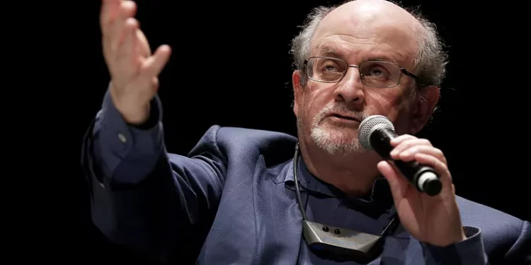 Irán culpa a Salman Rushdie de haber sido apuñalado