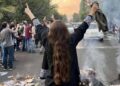 Mujer protestando en Irán