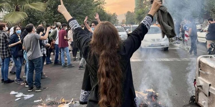 Mujer protestando en Irán