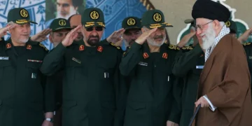 Alí Jamenei y altos rangos de la Guardia Revolucionaria Islámica