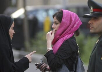 policía-iraní-mujeres