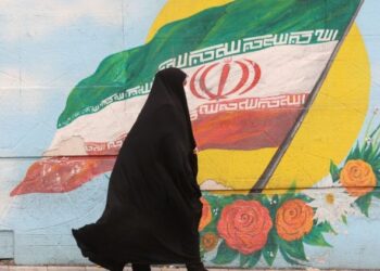 Mujer iraní usando el velo islámico