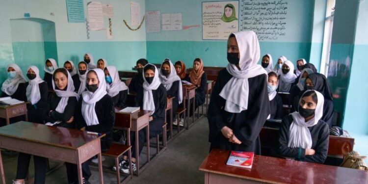 Niñas iraníes en la escuela