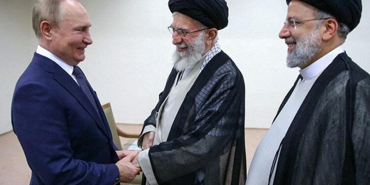 Putin junto a Raisi y Jamenei