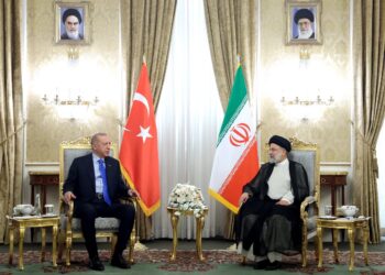 El presidente de Turquía, Recep Tayyip Erdogan (izq.) junto a su homólogo iraní, Ebrahim Raisi