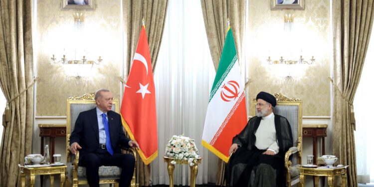 El presidente de Turquía, Recep Tayyip Erdogan (izq.) junto a su homólogo iraní, Ebrahim Raisi