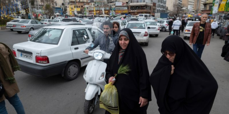 Dos mujeres iraníes con hiyab