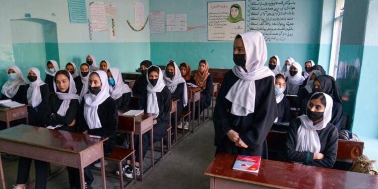 Niñas iraníes en la escuela