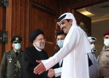 El presidente de Irán, Ebahim Raisi junto al emir de Catar, Tamim bin Hamad Al Thani