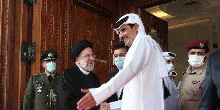 El presidente de Irán, Ebahim Raisi junto al emir de Catar, Tamim bin Hamad Al Thani