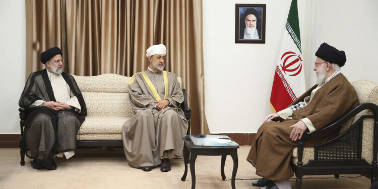 El sultán de Omán, Haitham bin Tariq al-Said junto al presidente de Irán, Ebrahim Raisi y el líder supremo iraní, Alí Jamenei