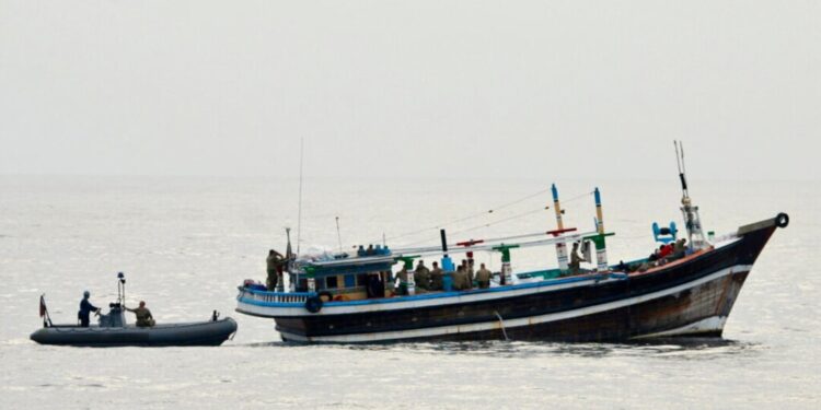 Barco pesquero y embarcación de guardia costera