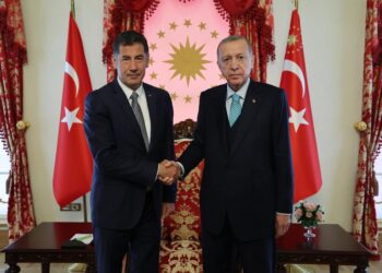 El presidente de Turquía, Tayyip Erdogan junto a líder de ultraderecha, Sinan Ogan
