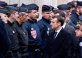 El presidente de Francia, Emmanuel Marcon junto a la policía francesa