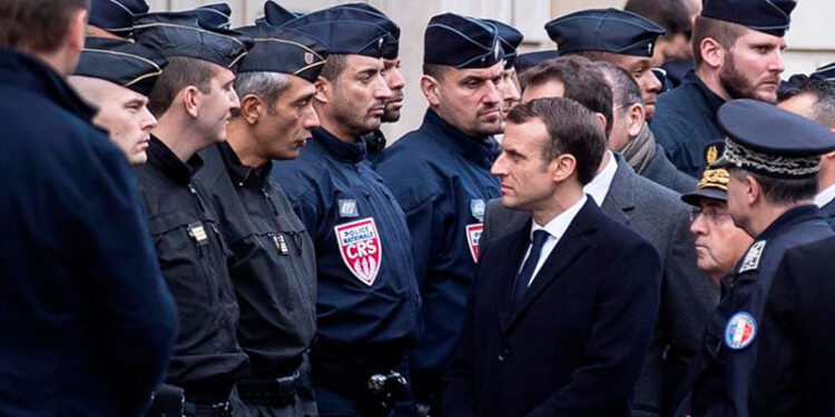 El presidente de Francia, Emmanuel Marcon junto a la policía francesa