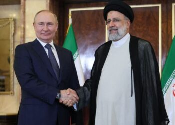 El presidente de Rusia, Vladimir Putin junto a su homólogo iraní, Ebrahim Raisi