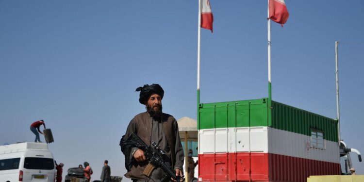 Talibán armado en frontera iraní