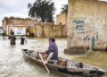 Hombre remando en una canoa en Irán